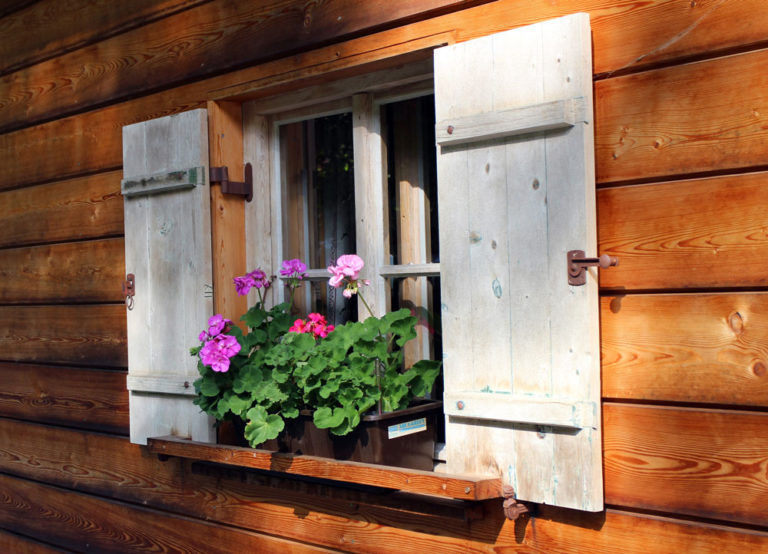 Comment redonner du cachet à ses vieux volets en bois ?